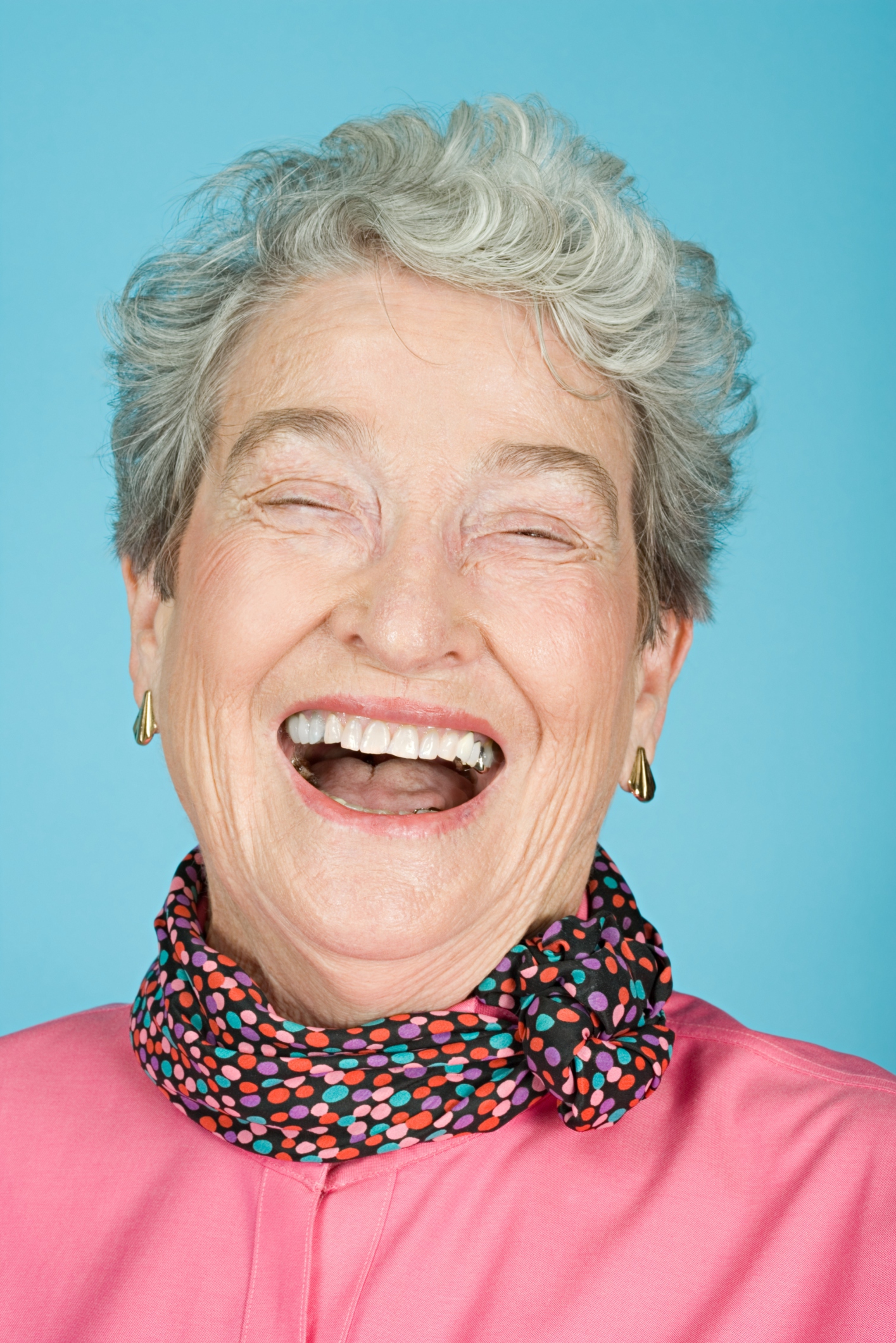 Бабка смеха. Бабушка смеется. Пожилая женщина смеется. Старуха смеется. Бабулька смеется.